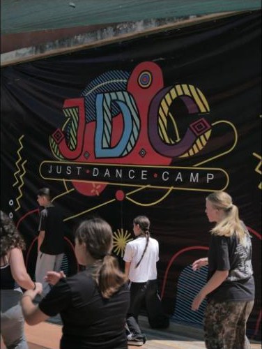 Το banner του JDC από κοντά, χορευτές από πίσω