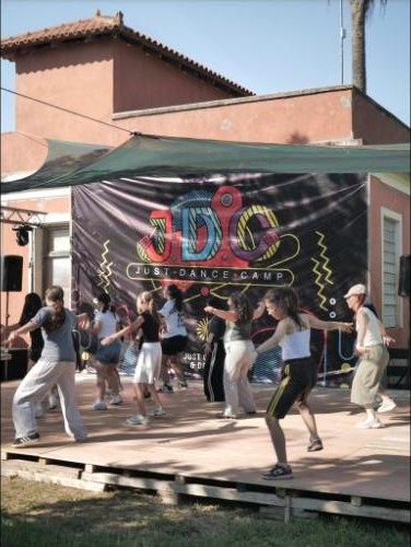 Workshop στην ξύλινη σκηνή μπροστά στο κόκκινο κτίριο